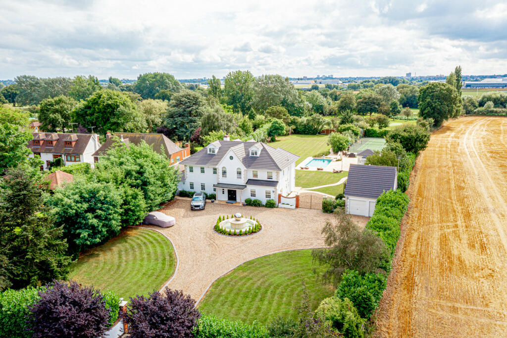 5 bedroom detached house for sale in Hall Road, Rochford, SS4