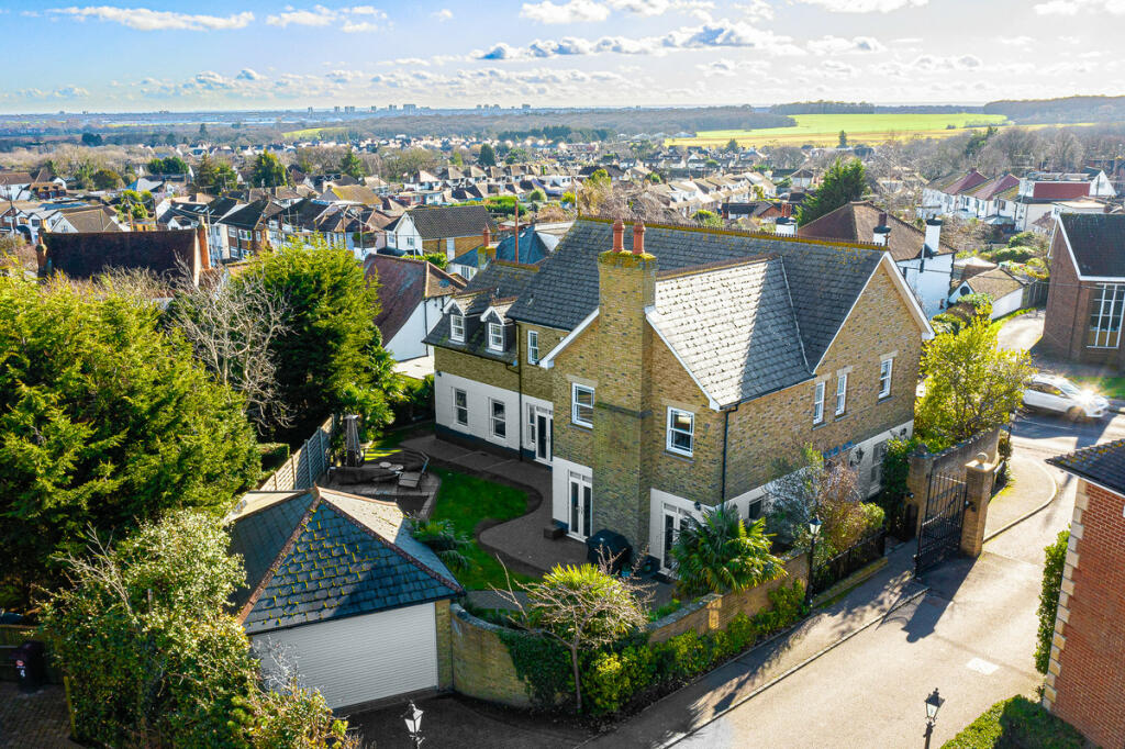 5 bedroom detached house for sale in Hawkley Meade, Hockley, SS5