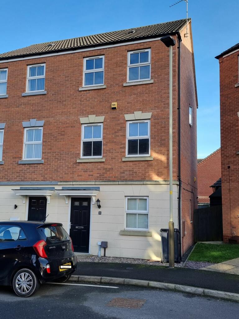 3 bedroom town house for sale in Timble Road, Hamilton, Leicester, LE5