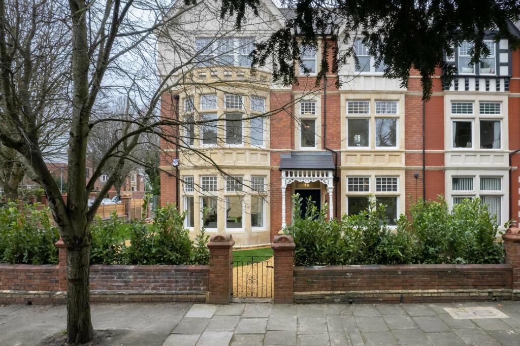 7 bedroom end of terrace house for sale in Victoria Square, Penarth, CF64