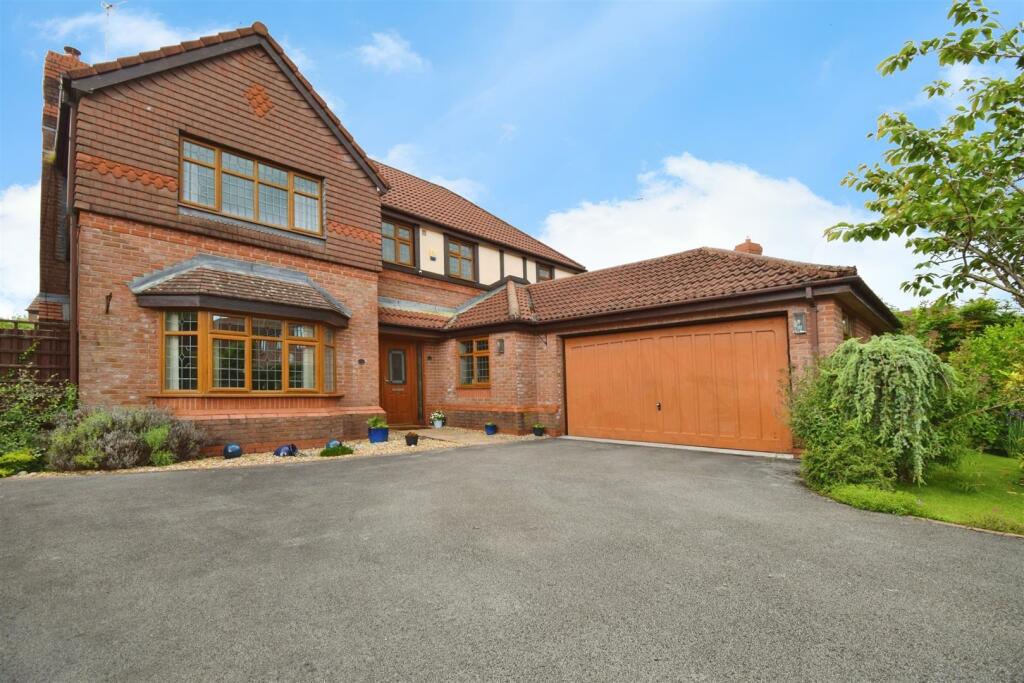 4 bedroom detached house for sale in Swarbrick Avenue, Grimsargh