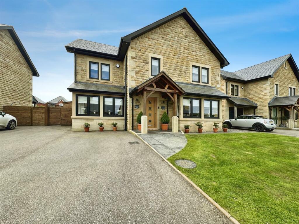 3 bedroom detached house for sale in Parlick View Court, Longridge