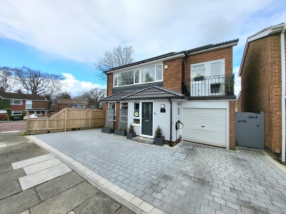 5 bedroom detached house for sale in Glenhurst Drive, NE16