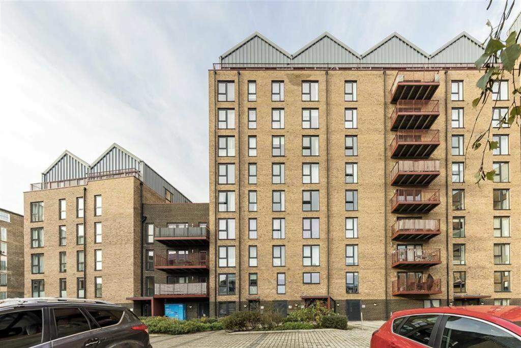 2 bedroom flat for sale in Greenwich High Road, Greenwich, SE10