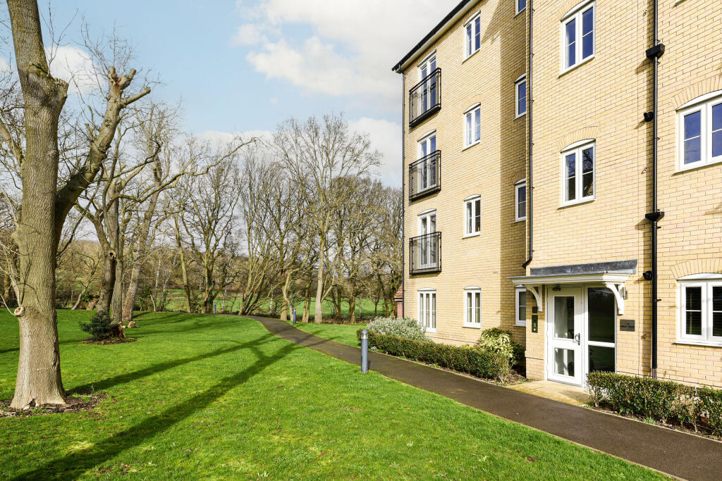 2 bedroom flat for sale in Hamlet House, Oaklands Hamlet, Chigwell, IG7