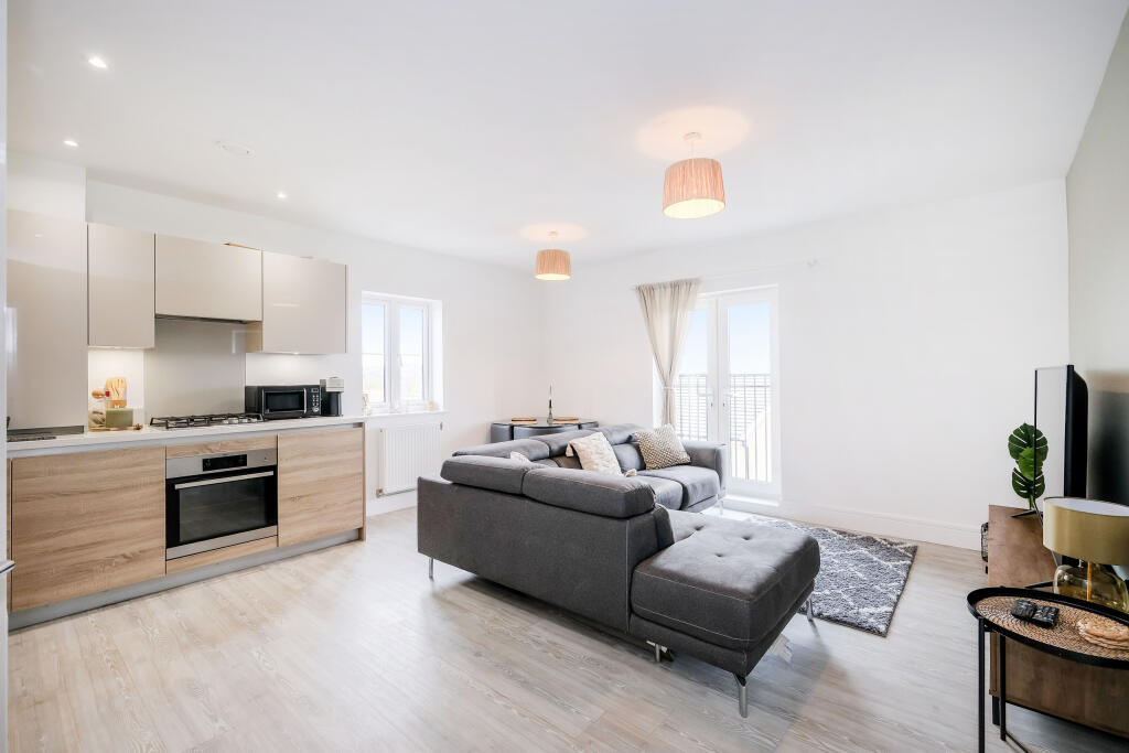 1 bedroom flat for sale in Hamlet House, Oaklands Hamlet, Chigwell, IG7