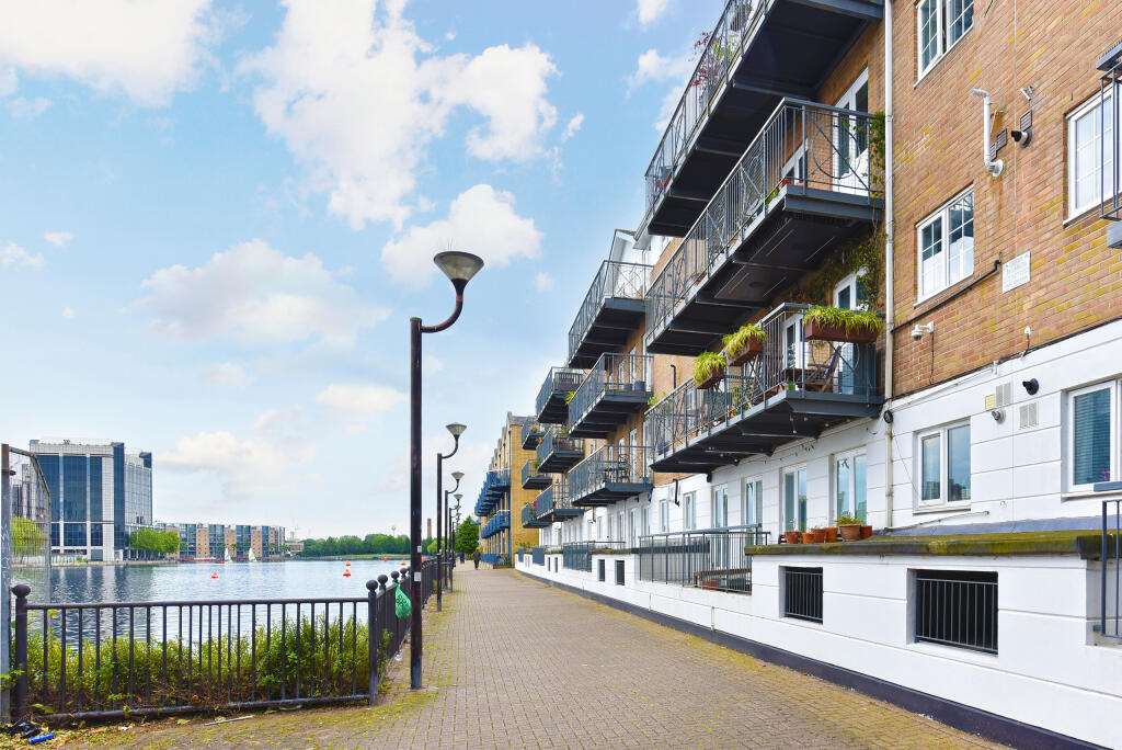 2 bedroom flat for sale in Kingsbridge Court, Canary Wharf, E14