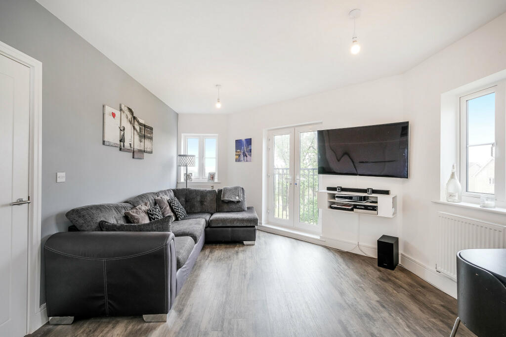 2 bedroom flat for sale in Hamlet House, Oaklands Hamlet, Chigwell, IG7