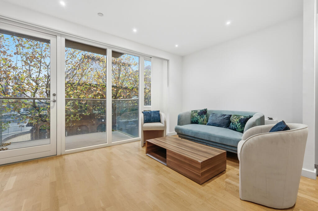 Main image of property: Waterford Court, Canary Wharf, E14