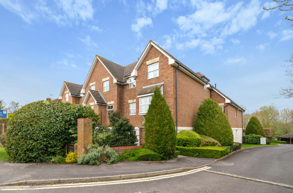 2 bedroom retirement property for sale in Guildford Road, Lightwater