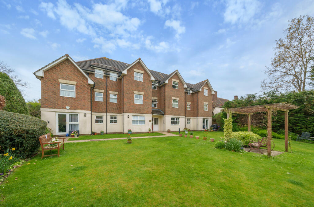 2 bedroom retirement property for sale in Lightwater, Surrey, GU18
