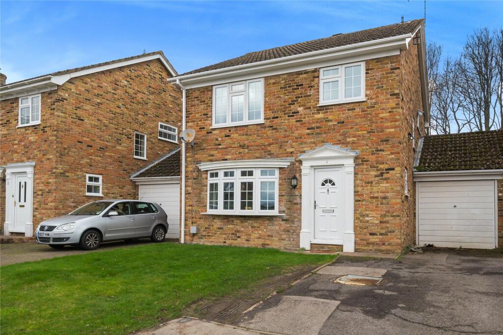 4 bedroom detached house for sale in Birchwood Drive, Lightwater ...