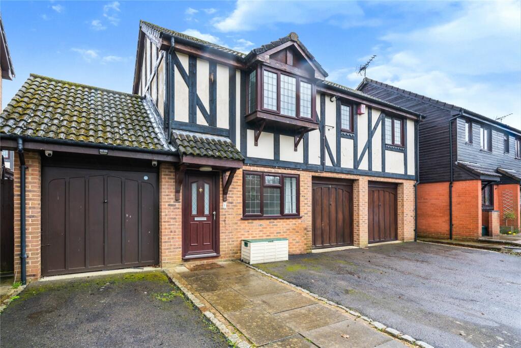 2 bedroom detached house for sale in Lawrence Crescent, Windlesham