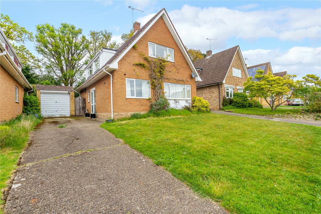 3 bedroom detached house for sale in Keswick Drive, Lightwater, Surrey