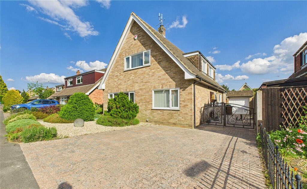 Main image of property: Mount Pleasant Close, Lightwater, Surrey, GU18
