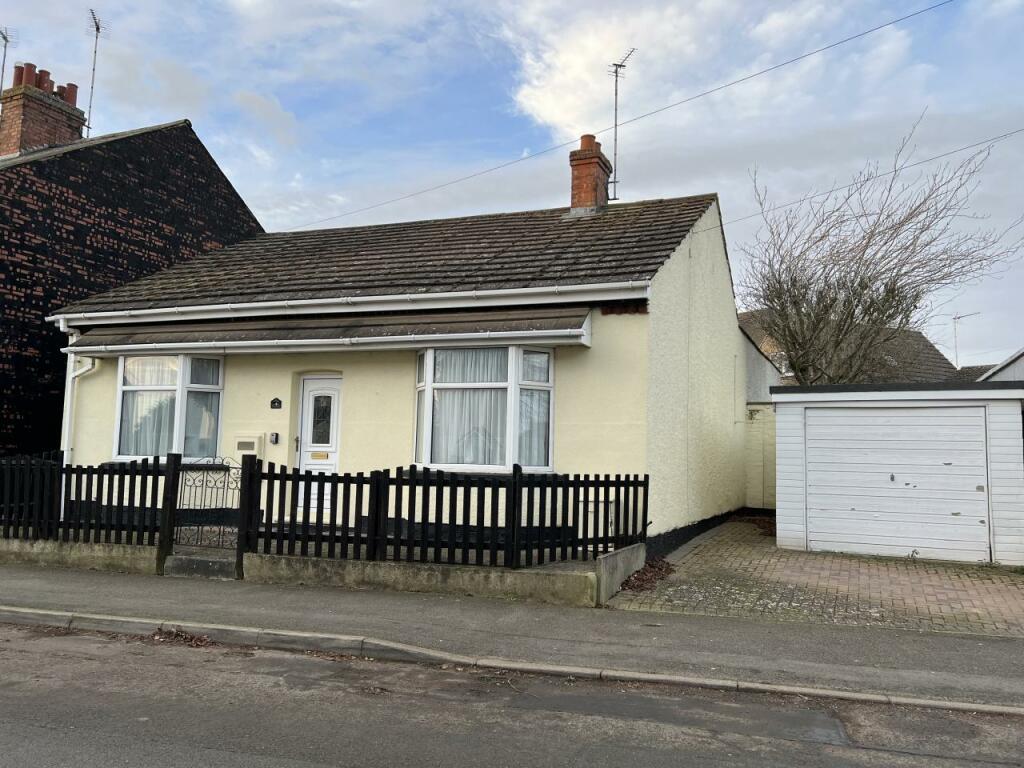 3 bedroom bungalow for sale in Harrington Road, Desborough , NN14