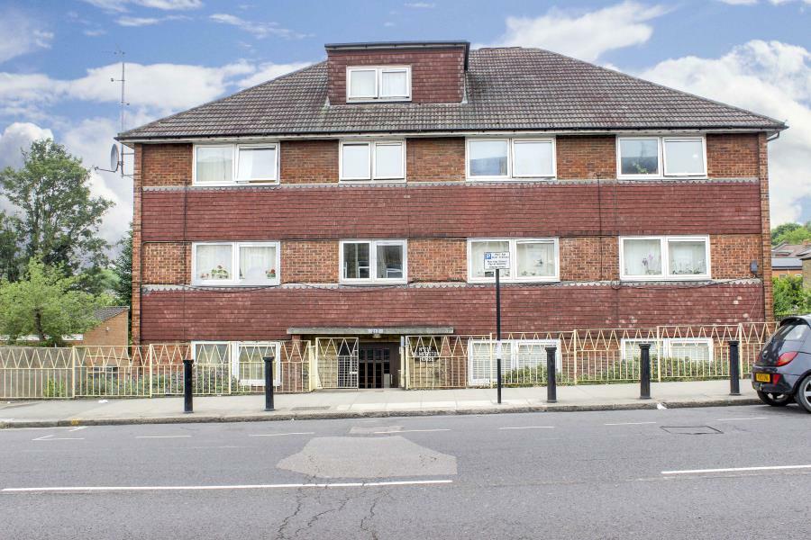 2 bedroom flat for rent in Palmerston House, Palmers Green, N13