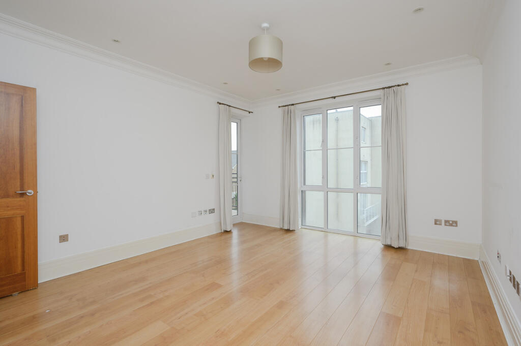 Main image of property: 33 Melliss Avenue, Kew, TW9