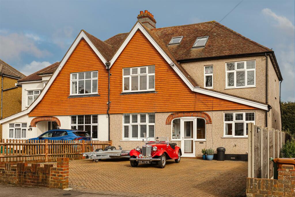 5 bedroom semidetached house for sale in Fryston Avenue, Coulsdon, CR5