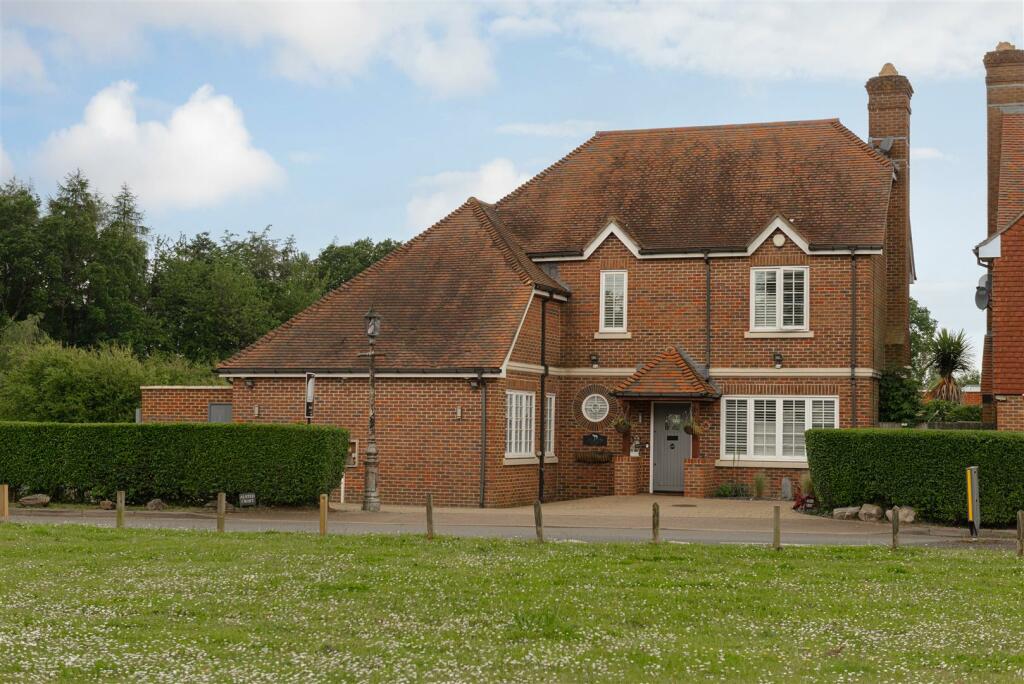 4 bedroom detached house for sale in Netherne Lane, Coulsdon, CR5