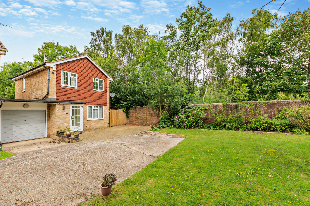 3 bedroom detached house for sale in St. Hildas Close, Crawley, West