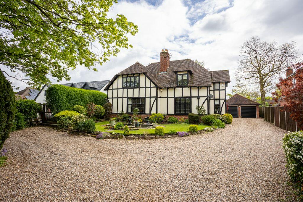 4 bedroom detached house for sale in Lutterworth Road, Aylestone, LE2