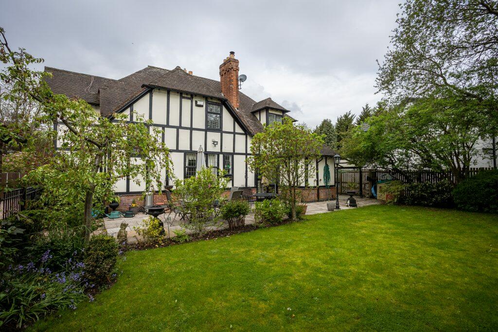 4 bedroom detached house for sale in Lutterworth Road, Aylestone, LE2