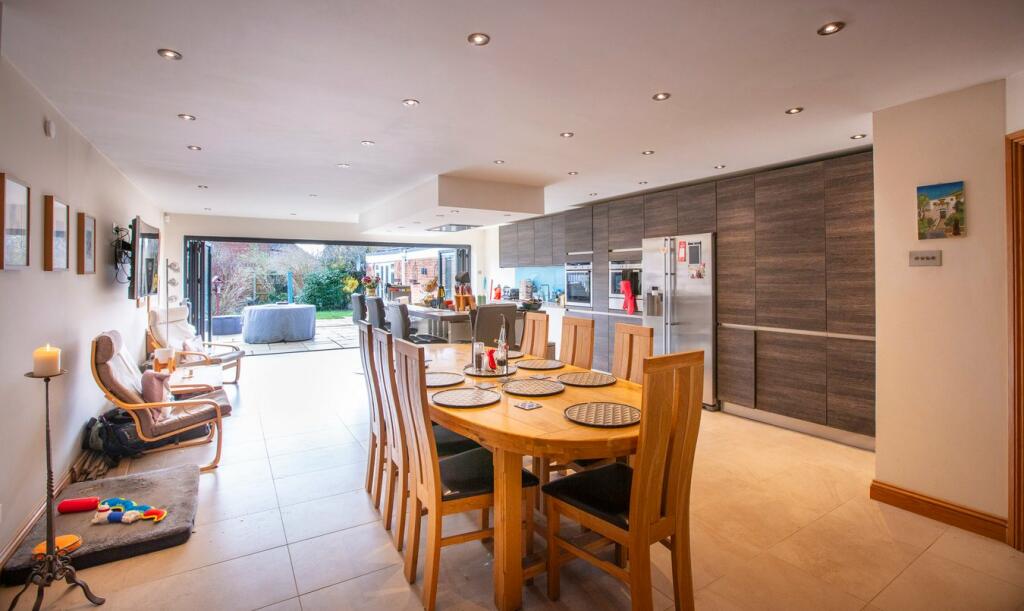 3 bedroom semidetached house for sale in London Road, Biggleswade, SG18