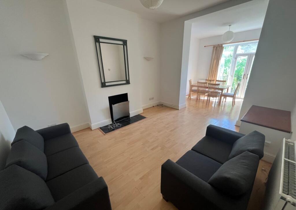 Main image of property: Flat B 69 Falcon Road, London, SW11 2PG