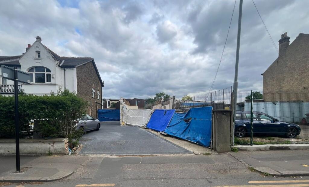 Main image of property: 39 Streatham Road, Mitcham, Surrey, CR4 2AD