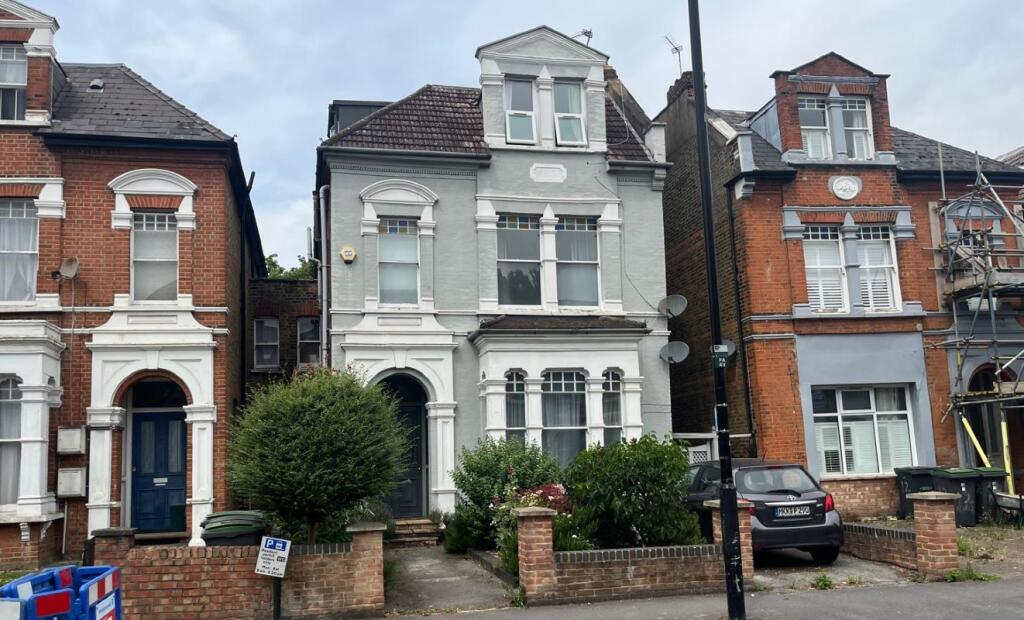 Main image of property: 14 Park Avenue, London, N22 7EX
