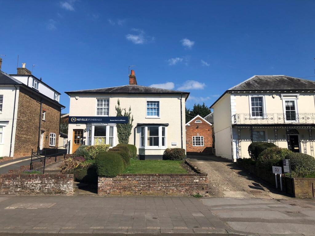 Main image of property: 77 Marlowes, Hemel Hempstead, HP1 1LF