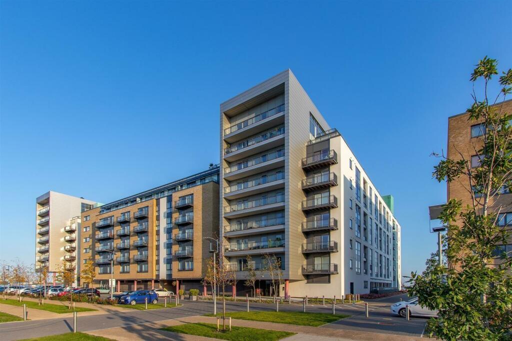 3 bedroom penthouse for sale in Ferry Court, Cardiff, CF11