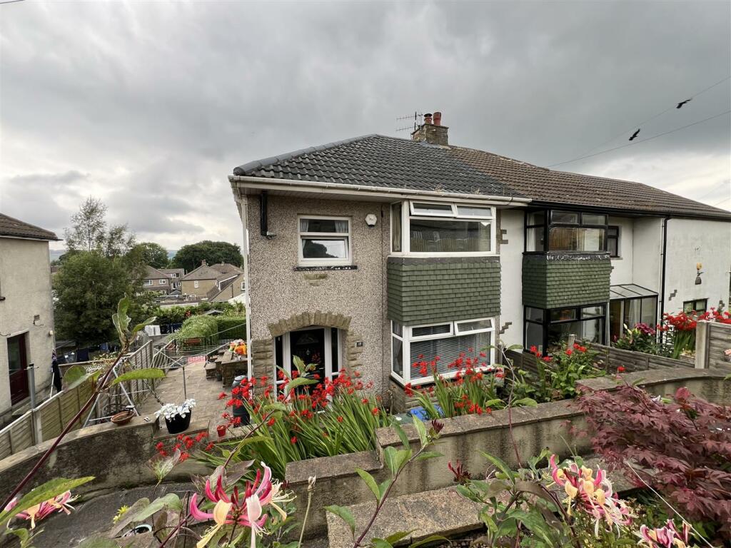 3 bedroom semidetached house for sale in Moss Carr Road, Keighley, BD21