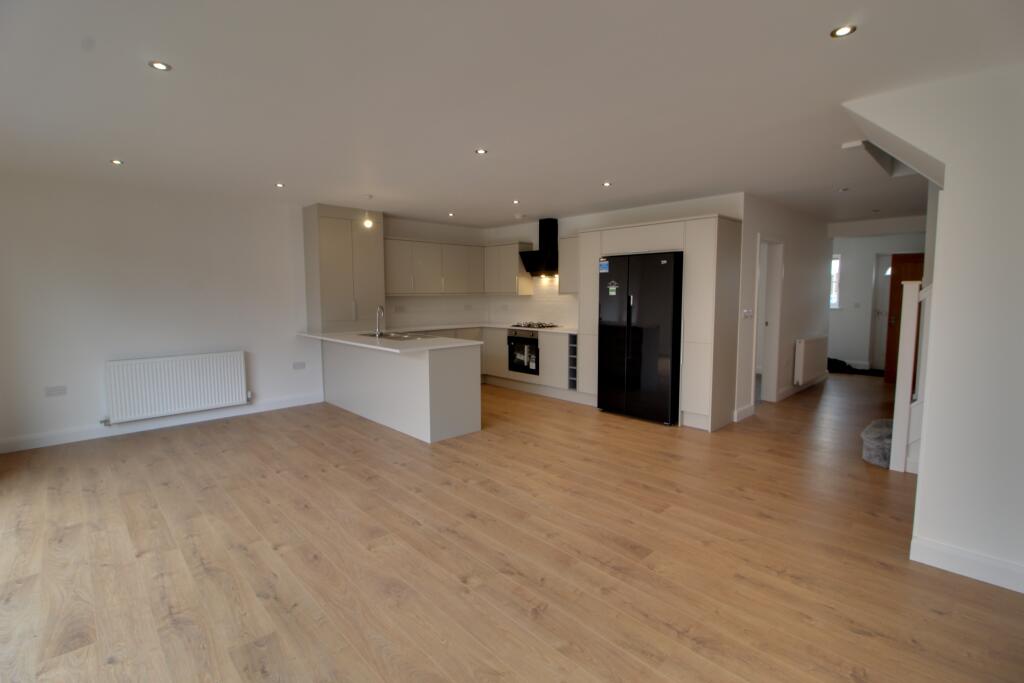 3 bedroom town house for sale in Station Road, Dunscroft, Doncaster, DN7