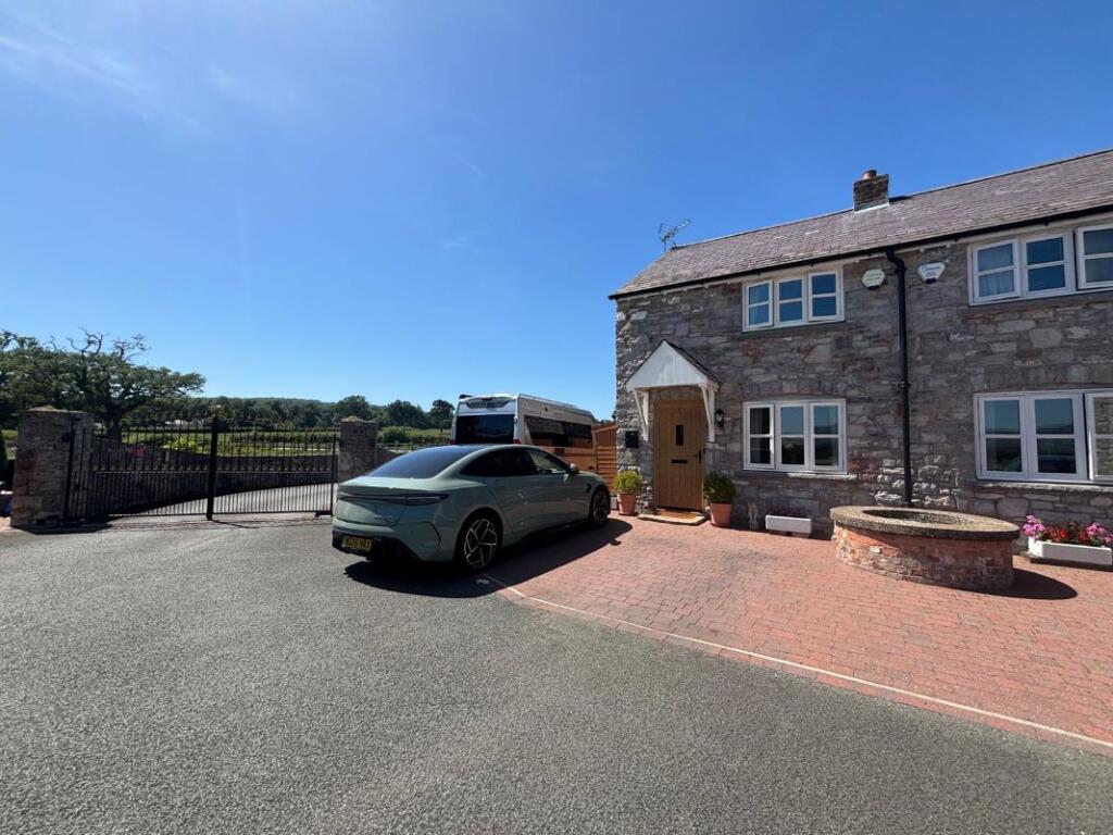 Main image of property: Plas Yn Green, 1 Mold Road, Denbigh, Clwyd, LL16 4BH