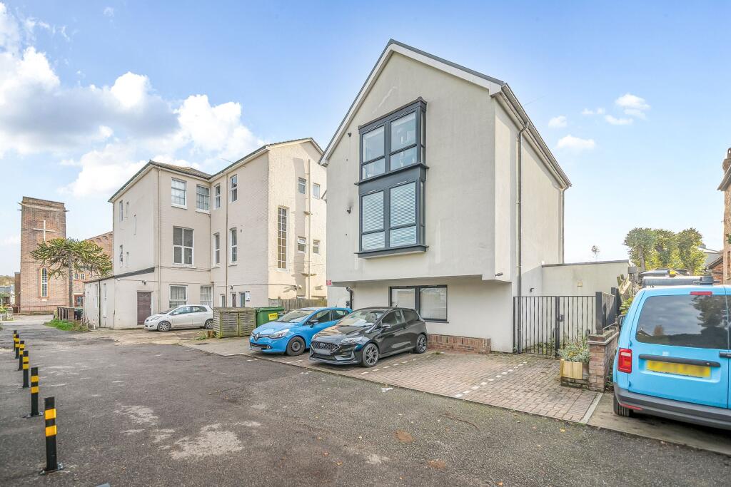 Main image of property: Grosvenor Court, Grosvenor Walk, Tunbridge Wells