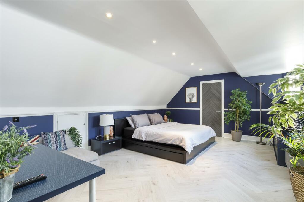 5 bedroom detached house for sale in St. David's Drive, Englefield