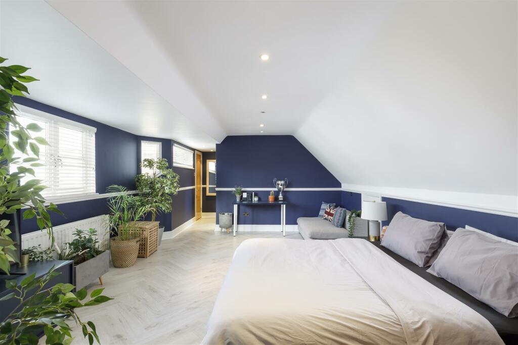 5 bedroom detached house for sale in St. David's Drive, Englefield