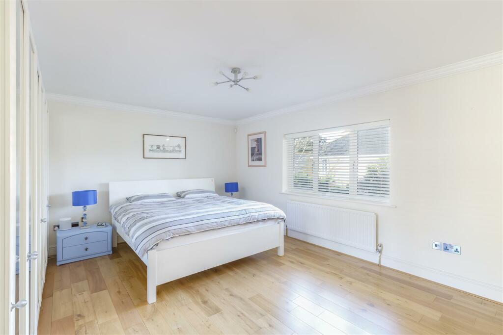 5 bedroom detached house for sale in St. David's Drive, Englefield