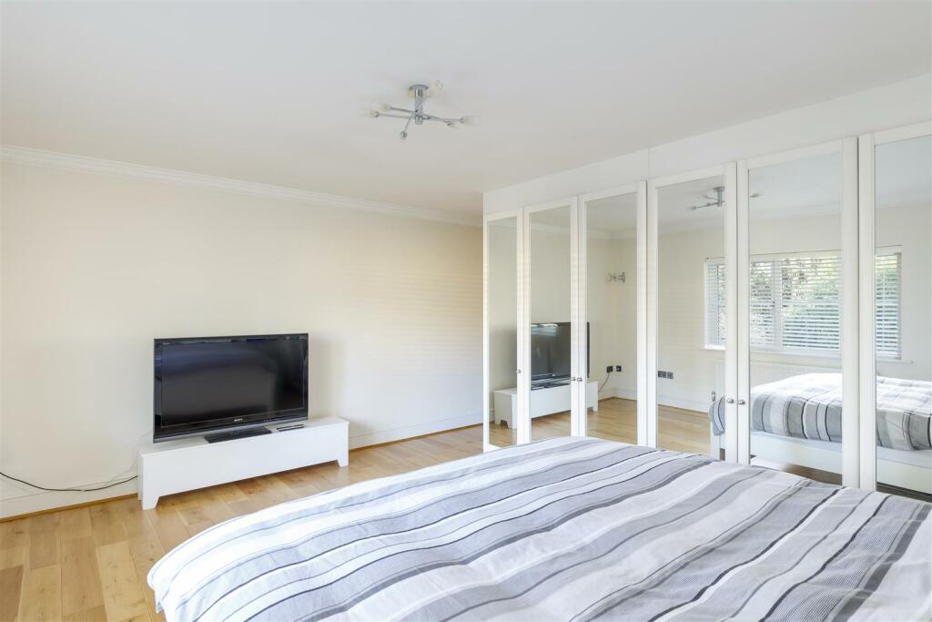 5 bedroom detached house for sale in St. David's Drive, Englefield