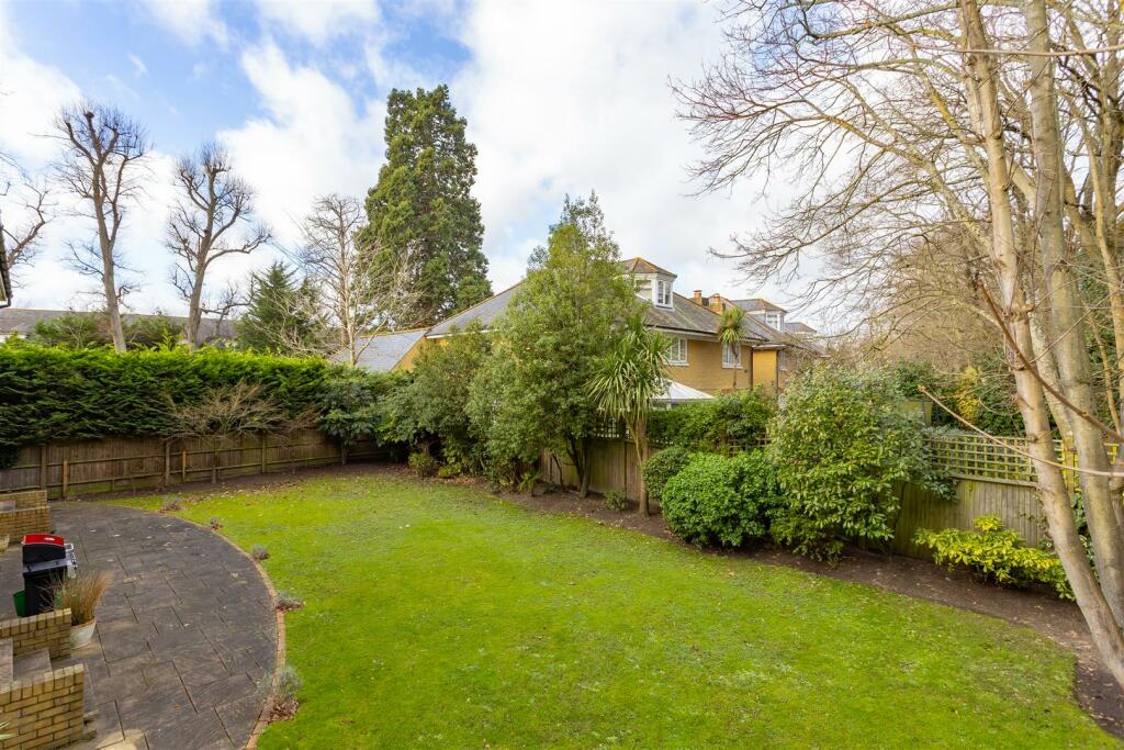 5 bedroom detached house for sale in St. David's Drive, Englefield