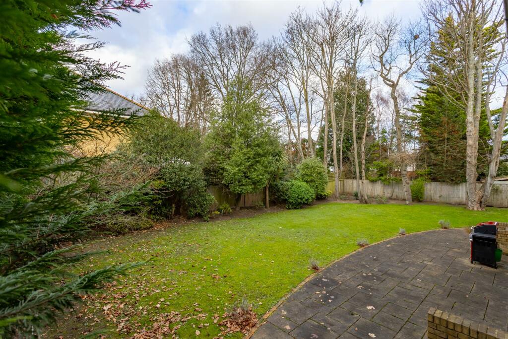 5 bedroom detached house for sale in St. David's Drive, Englefield