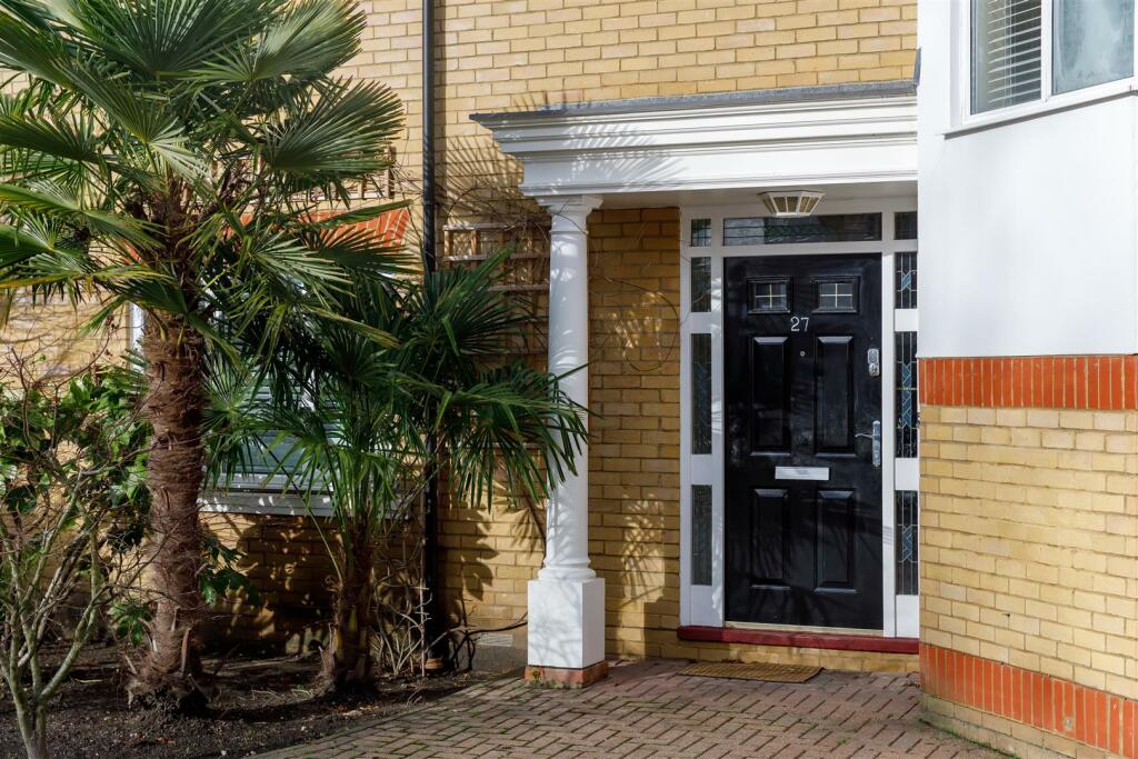 5 bedroom detached house for sale in St. David's Drive, Englefield