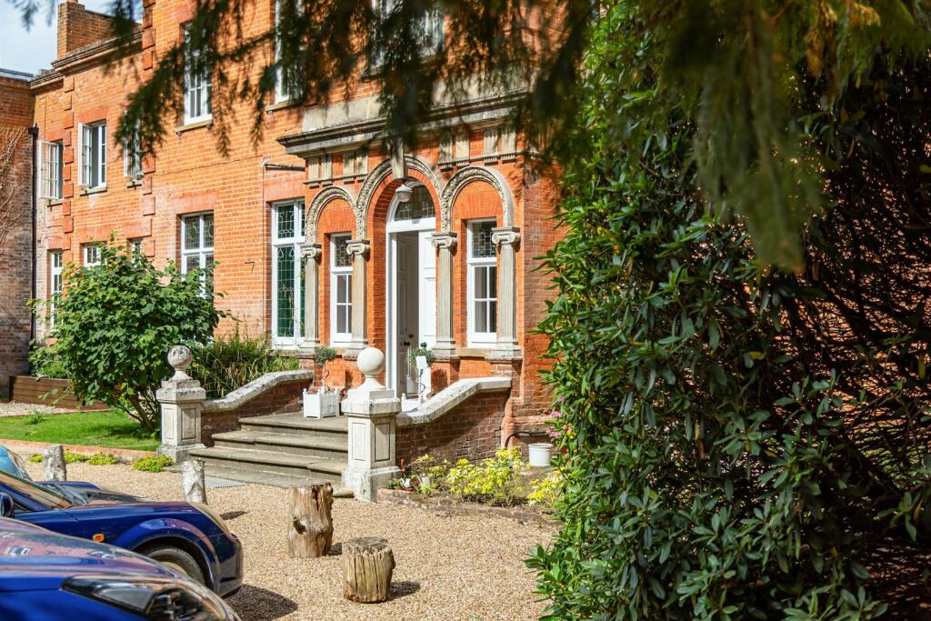 4 bedroom house for rent in Lavershot Hall, Windlesham GU20