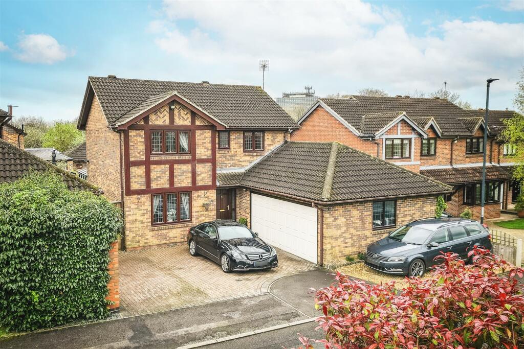 4 bedroom detached house for sale in Park Road, Allestree
