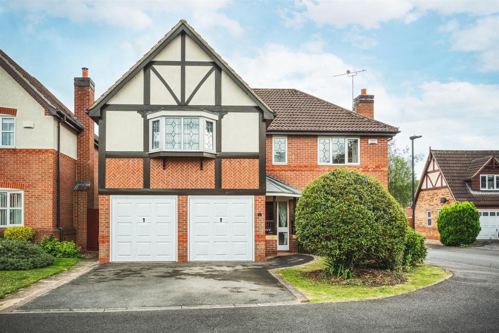 5 bedroom detached house