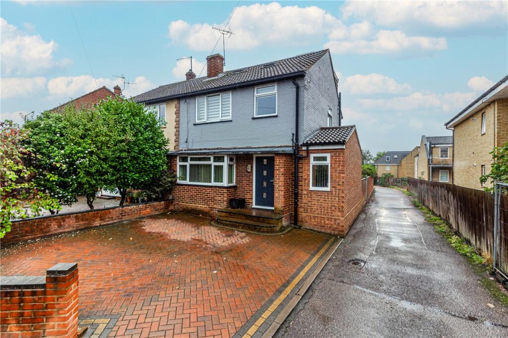 3 bedroom semidetached house for sale in Grove Road, Hitchin