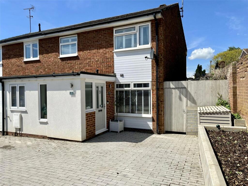 3 bedroom semidetached house for sale in Canham Close, Kimpton