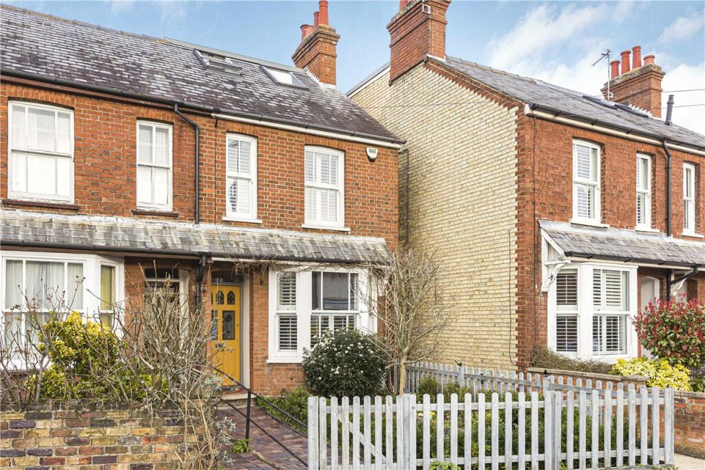 3 bedroom semidetached house for sale in Bearton Road, Hitchin